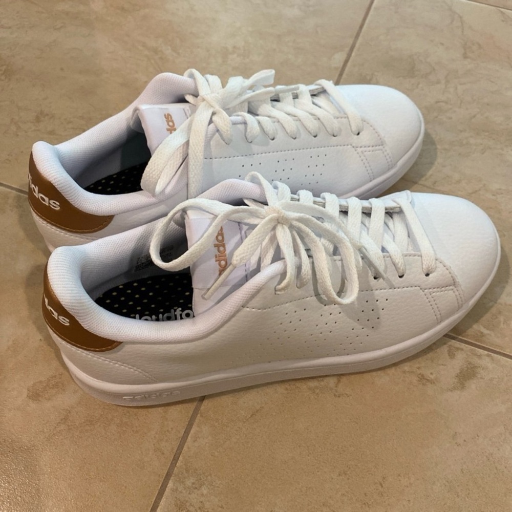 NEW IN BOX Adidas advantage sneakers size 7.5